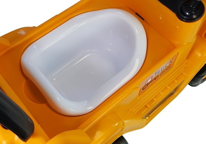 Kinder fahren auf einem Schubwagen-Gabelstapler